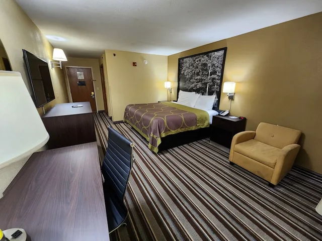 غرفة بسرير كينج، Super 8 by Wyndham Pine Bluff 3/4