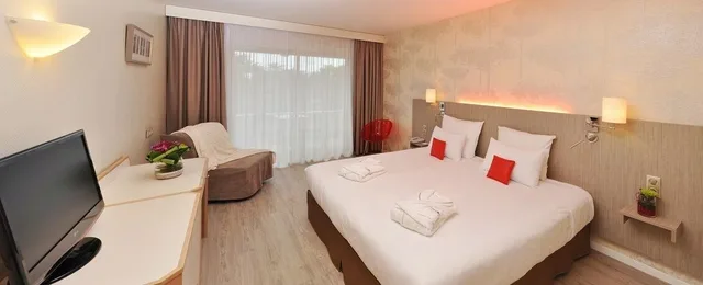 غرفة كومفورت بسرير كينج بشرفة، Hotel Valdys Thalasso & Spa - les Pins 2/7
