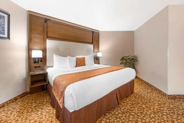 جناح بسرير كينج مع أريكة، Best Western Plus Mill Creek Inn 2/3