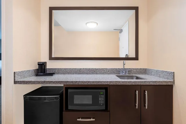 جناح استوديو بسريرين كوين مع أريكة، Hampton Inn & Suites Madison / Downtown 6/7