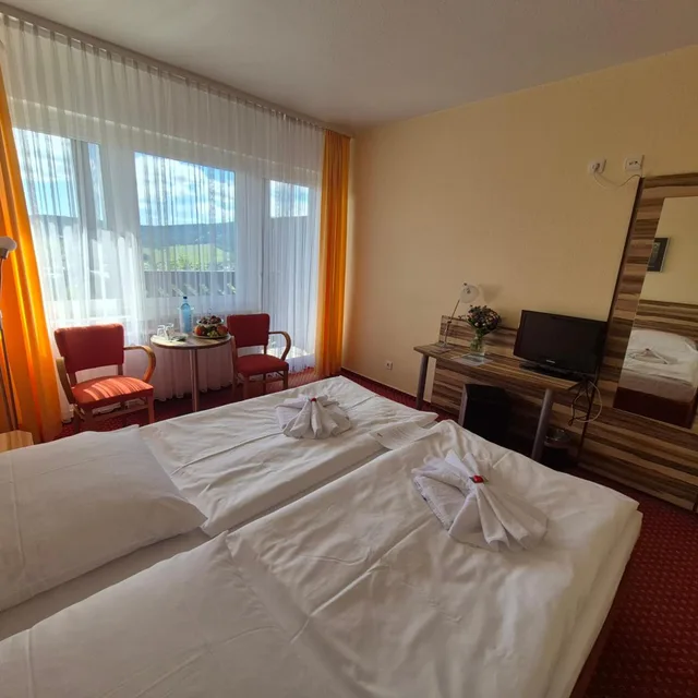 غرفة بسرير كينج بشرفة، PANORAMA HOTEL OBERWIESENTHAL 1/3