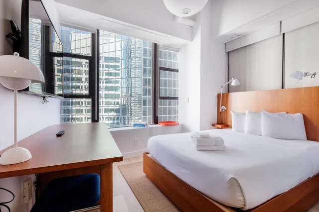 Sky, Studio, Queen Bed، Placemakr Wall Street 1/4