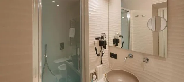 غرفة ديلوكس ثلاثية بسرير كينج مع أريكة، Rhea Silvia Luxury Navona 2/3