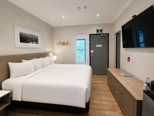 غرفة قياسية بسرير كينج، Colonial Hotel & Suites 2/4