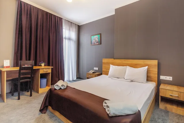 غرفة كومفورت بسرير مزدوج بإطلالة على الفناء بشرفة، HOTEL MARLYN 3/9