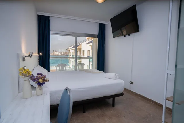 غرفة بسرير مزدوج بإطلالة على البحر بشرفة، Port Sitges Resort Hotel 7/10