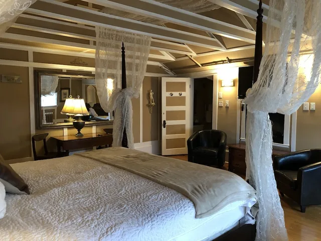 Parker, Suite, King Bed، Leaside Manor By The Leaside Group 1/9