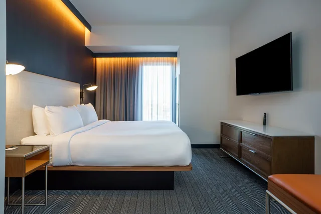 جناح بسرير كينج بغرفة نوم واحدة مع أريكة، Courtyard by Marriott Indianapolis Fishers 1/3