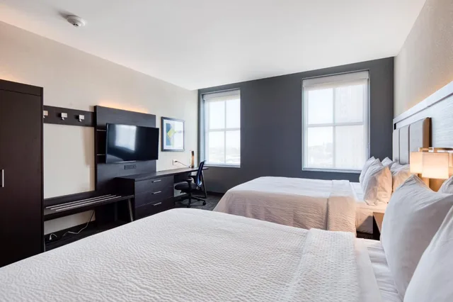 غرفة قياسية بسريرين كوين بحوض استحمام لذوي الإعاقة، HOLIDAY INN EXPRESS KANSAS CITY DOWNTOWN 3/6
