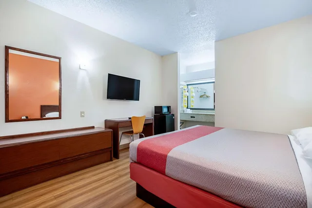 غرفة بسرير كينج لذوي الإعاقة، Motel6 Covington, TN 1/8