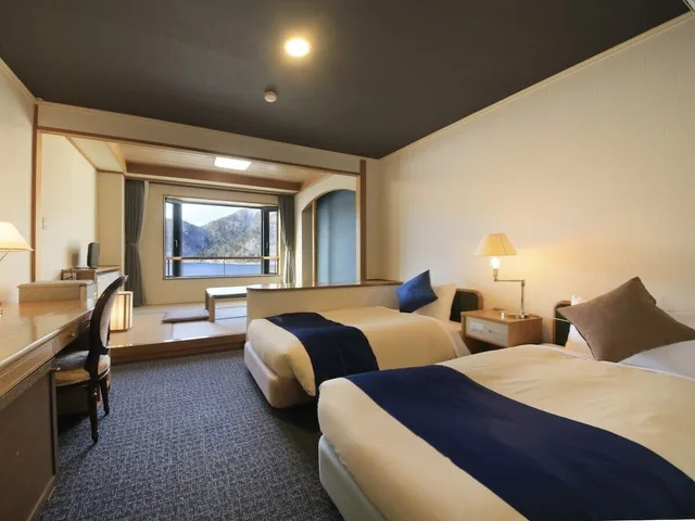 غرفة يابانية غربية بسريرين منفصلين مع أريكة، Yutorelo Nikko Hostel 2/10
