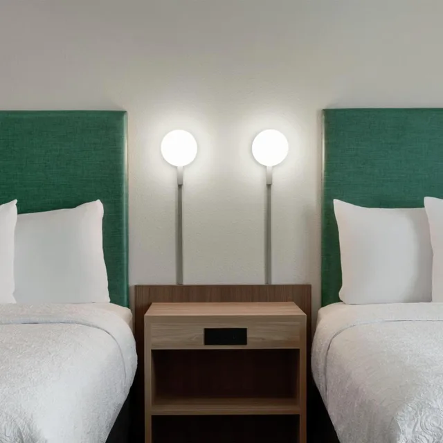 جناح استوديو بسريرين كوين بحوض استحمام لذوي الإعاقة، Home2 Suites by Hilton Denton 2/5