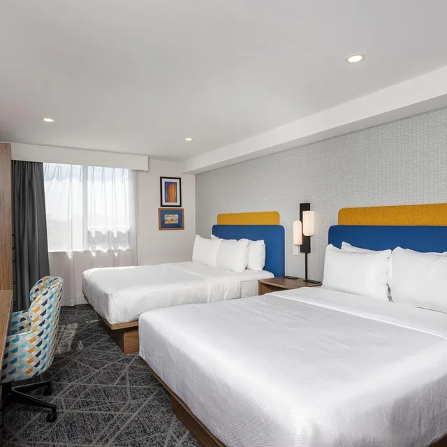 غرفة بسرير كينج وسريرين كوين، Hampton Inn by Hilton Montreal East Anjou 1/3