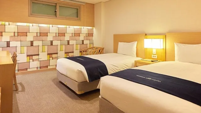 Economy, Twin Beds, No Window، Tower Hill Hotel 1/2