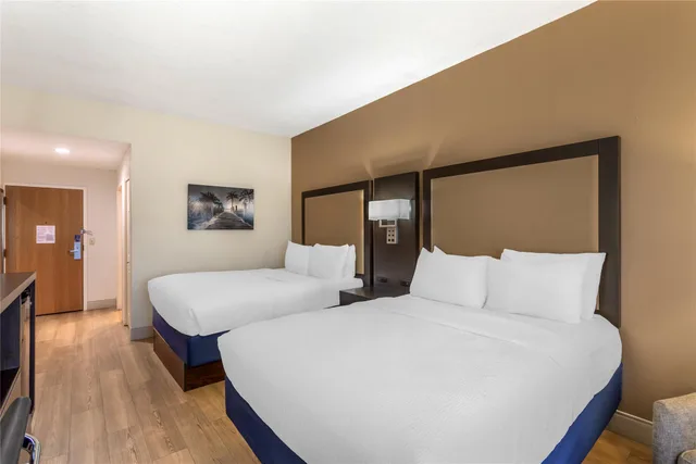 غرفة بسريرين كوين، Best Western Plus Madison Inn 2/6