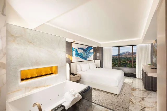 جناح فاخر بسرير كينج بمنطقة جلوس بحوض جاكوزي، Peppermill Resort Spa Casino, WorldHotels Elite 4/5