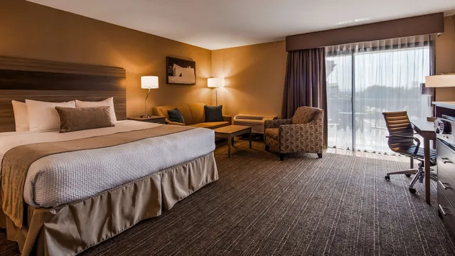 جناح جونيور بسرير كينج بشرفة مع أريكة، Best Western Plus Executive Inn 1/9