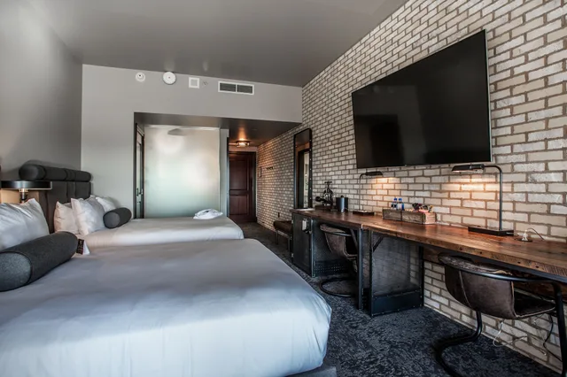 Heritage, 2 Queen Beds، Ironworks Hotel Indy 3/3