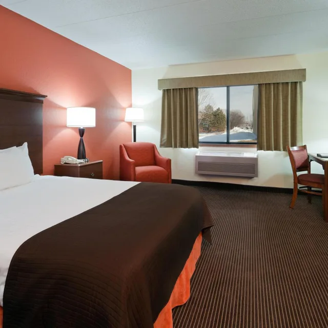 Superior, Suite, Queen Bed, AmericInn by Wyndham Ashland 2/4