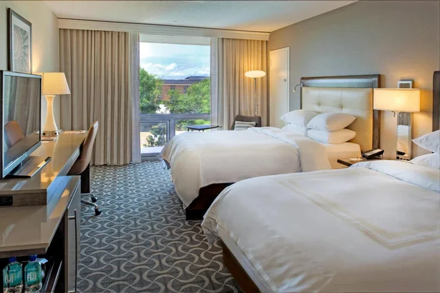 Guest Room, 2 Double Beds, High Floor, West Tower، Marriott St. Louis Airport 6/10