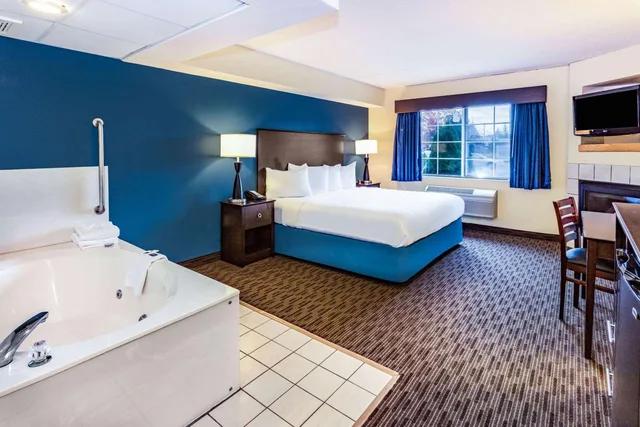 جناح بريميوم بسرير كينج بغرفة نوم واحدة، Americinn By Wyndham Hotel And Suites Long Lake 1/2