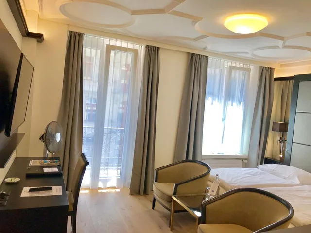 غرفة ديلوكس بسرير كوين، Hotel Alpina Luzern 3/5
