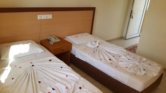 غرفة ثلاثية، Caner Hotel 1/4