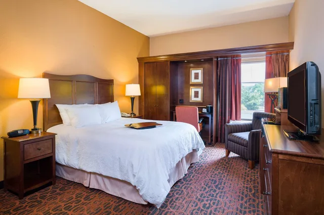 Study, King Bed, Sofa، Hampton Inn Selinsgrove/Shamokin Dam, PA 3/4