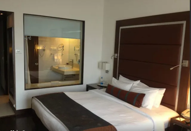 غرفة كلوب بسرير كينج بحوض استحمام، Royal Orchid Central Pune 6/6