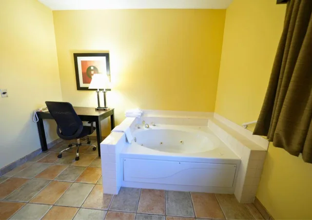 جناح بسرير كينج بجاكوزي، Americinn By Wyndham Streator 6/6