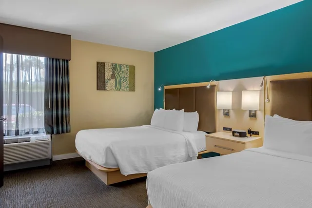 غرفة قياسية بسريرين كوين بإطلالة على الجبل، Best Western Plus South Coast Inn 5/10
