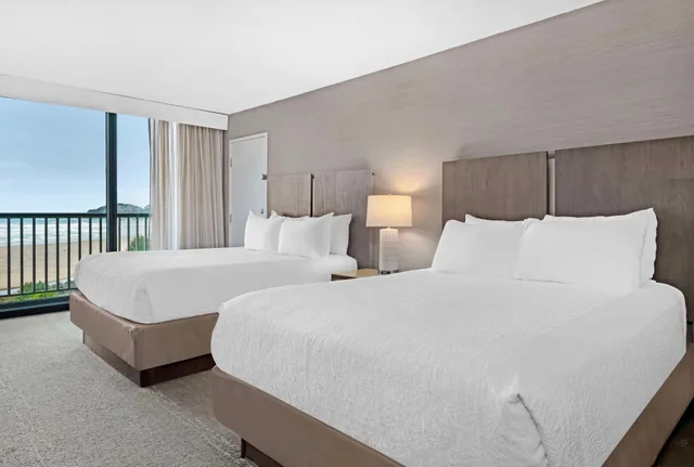 غرفة بسرير كوين بإطلالة على البحر، Best Western Plus Agate Beach Inn 1/5