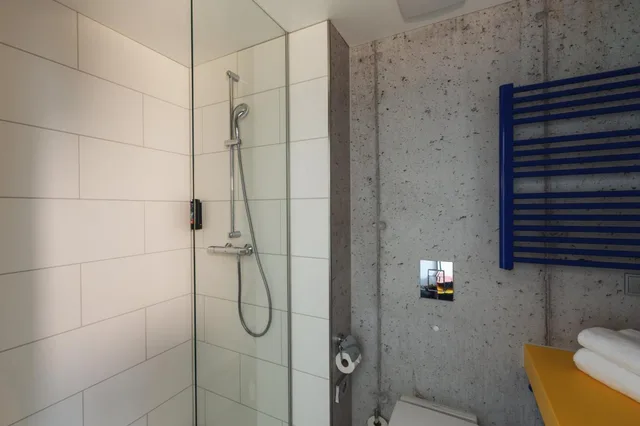غرفة قياسية بسرير كينج وسرير كوين لذوي الإعاقة، Holiday Inn - the niu, Form Stuttgart Feuerbach, an IHG Hotel 5/6