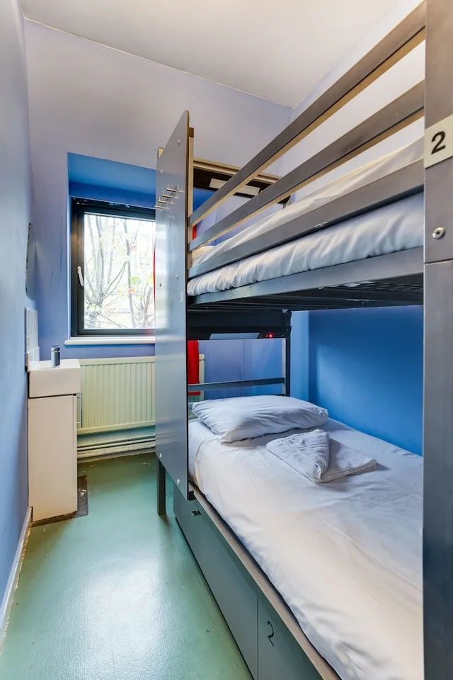 غرفة بسريرين منفصلين وسرير بطابقين بحمام مشترك، Clink 261 Hostel - Adults Only 1/6