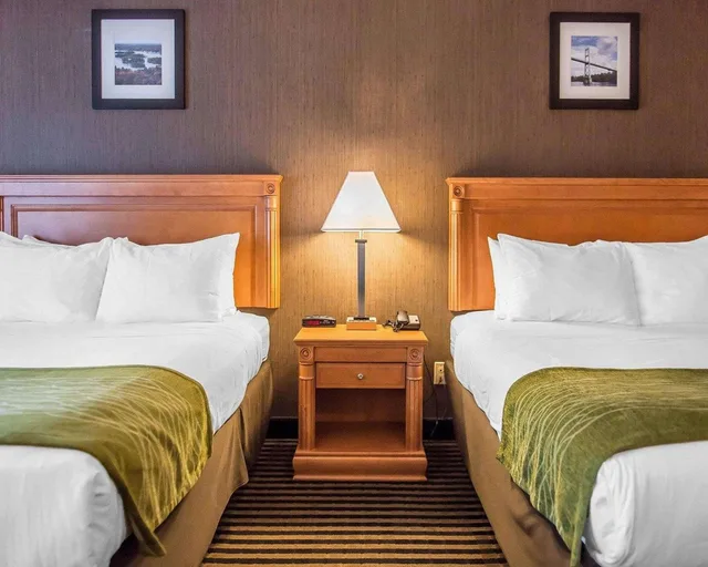 غرفة قياسية بسريرين كوين، Comfort Inn Brockville, ON 1/2
