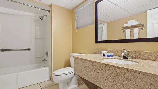 غرفة سوبيريور بسرير كينج بإطلالة على النهر، Best Western Fort Myers Waterfront 3/3