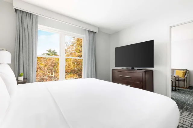 جناح بسرير كينج بحوض استحمام لذوي الإعاقة، Homewood Suites by Hilton Manchester/Airport 1/4