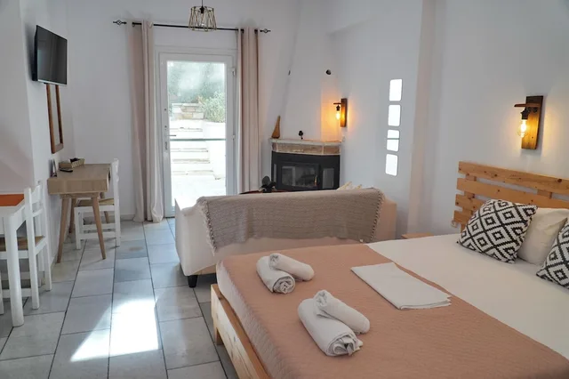 Semi Basement, Deluxe, Basement, Apartment, Queen Bed، Camara Hotel 1/7