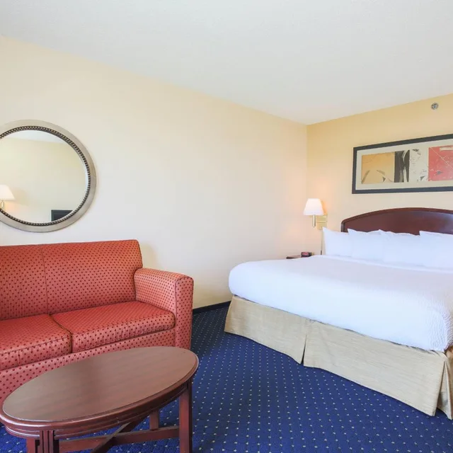 غرفة بسرير كينج مع أريكة بحوض استحمام لذوي الإعاقة، Courtyard by Marriott Flint Grand Blanc 6/10