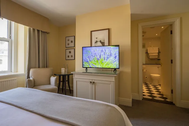 غرفة بسريرين منفصلين بإطلالة على البحر، St Georges Hotel 5/9