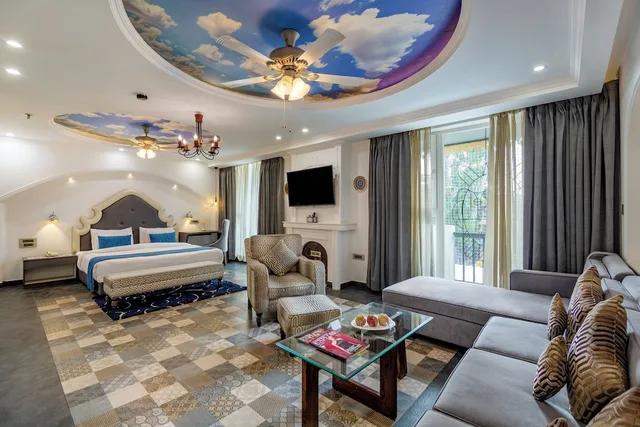 جناح بريفيليج بسرير كينج، Sterling Marbella Dehradun 3/8
