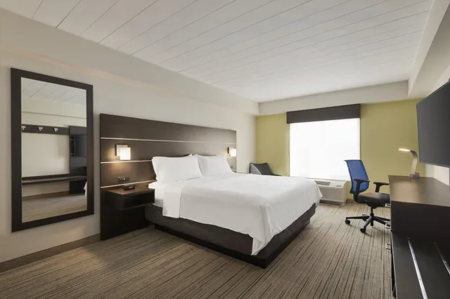 1 Bedroom, Suite, Holiday Inn Express & Suites Fort Myers East - The Forum 3/5