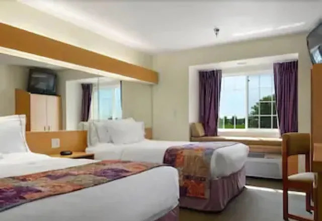 غرفة قياسية بسريرين كوين لذوي الإعاقة، Microtel Inn & Suites by Wyndham Mankato 1/3