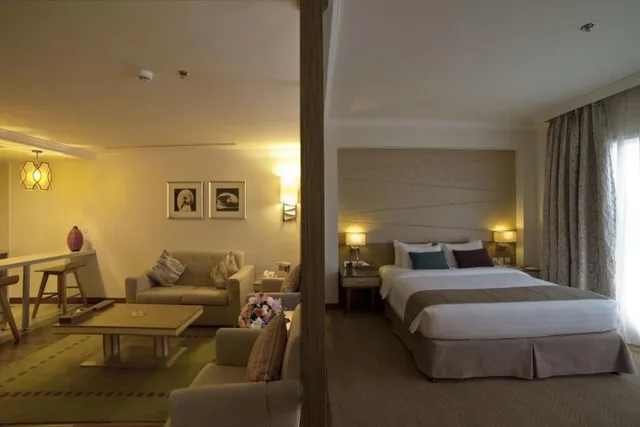 غرفة سوبيريور بسرير كينج بإطلالة على المدينة بمطبخ، فندق جولدن توليب الدمام الكورنيش(Golden Tulip Dammam Corniche Hotel) 8/9