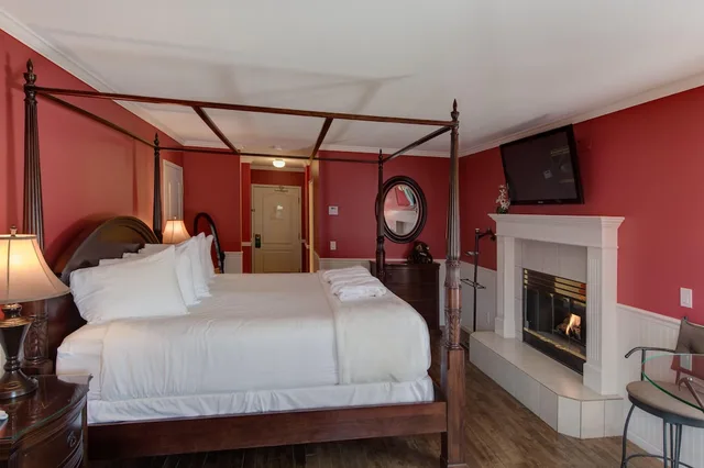 Romantic, King Bed, River View, South Thompson Inn 2/5