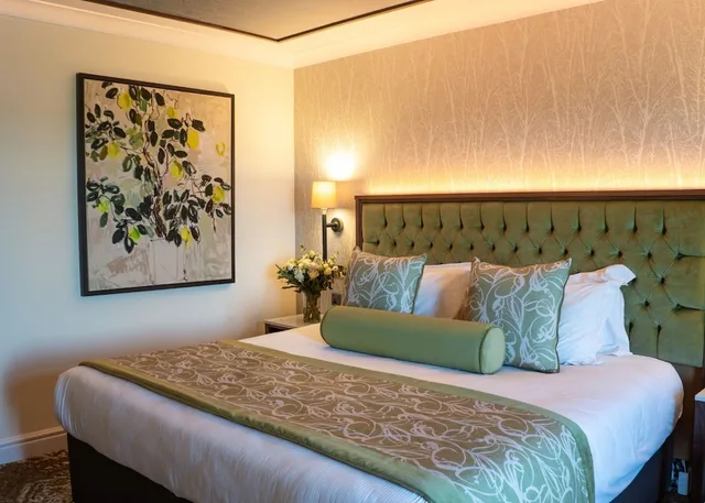 Guest Room, King Bed, Estate View, Carden Park 2/5