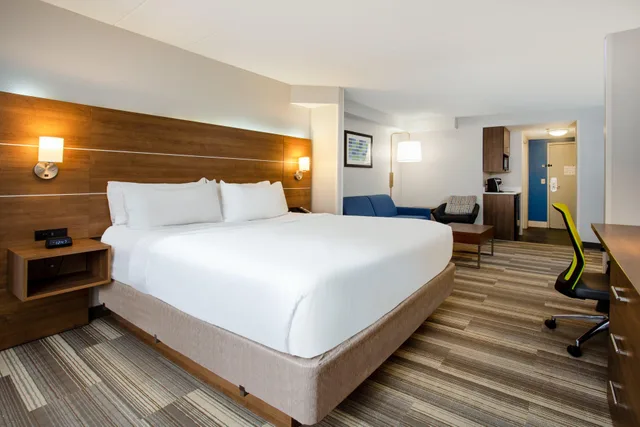 جناح بسرير كينج مع أريكة، Holiday Inn Express Hotel And Suites Fort Wayne 1/1