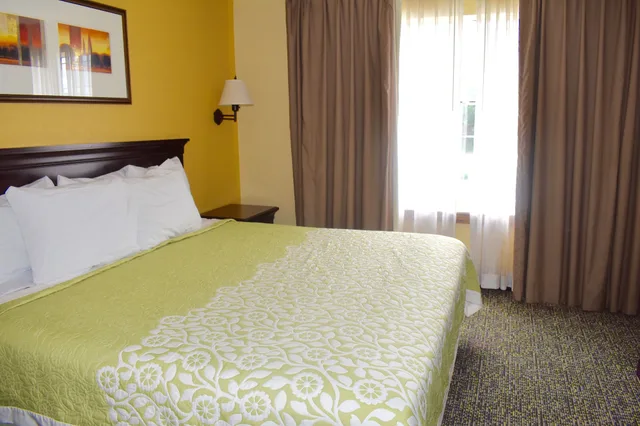 جناح استوديو ديلوكس بسرير كينج، Days Inn & Suites By Wyndham Tucker/Northlake 2/3