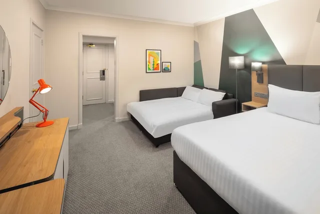 غرفة بريميوم بسرير كوين مع أريكة، Holiday Inn Farnborough by IHG 3/10