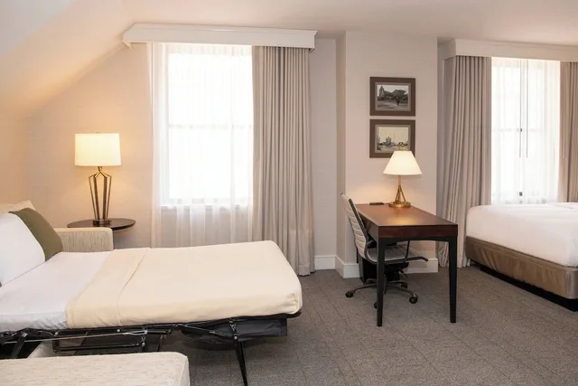 غرفة بسريرين كوين مع أريكة لذوي الإعاقة، Marriott Syracuse Downtown 3/5